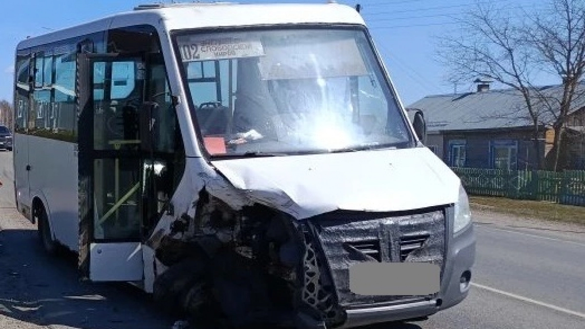 Под Кировом иномарка протаранила автобус и перевернулась, три пассажира ранены