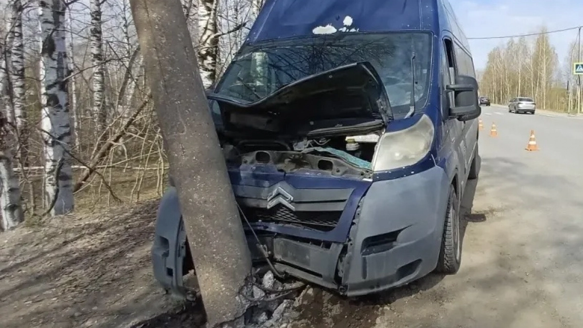 В Кирове фургон впечатался в столб, водитель скончался по пути в реанимацию