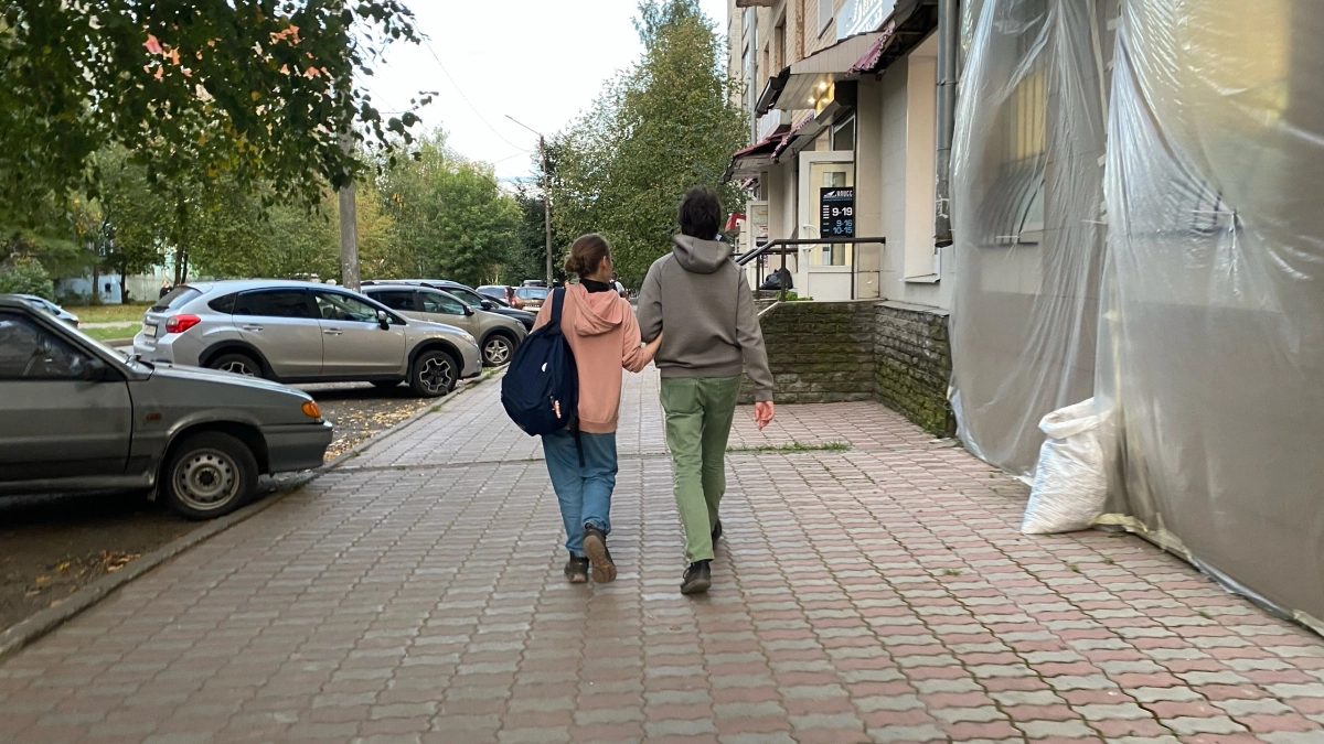 Признак безграмотности: в этом слове нет буквы "д", но каждый второй ее упорно вставляет