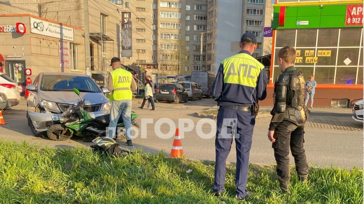 В Кирове 17-летний мопедист получил травмы, попав под машину на улице Блюхера