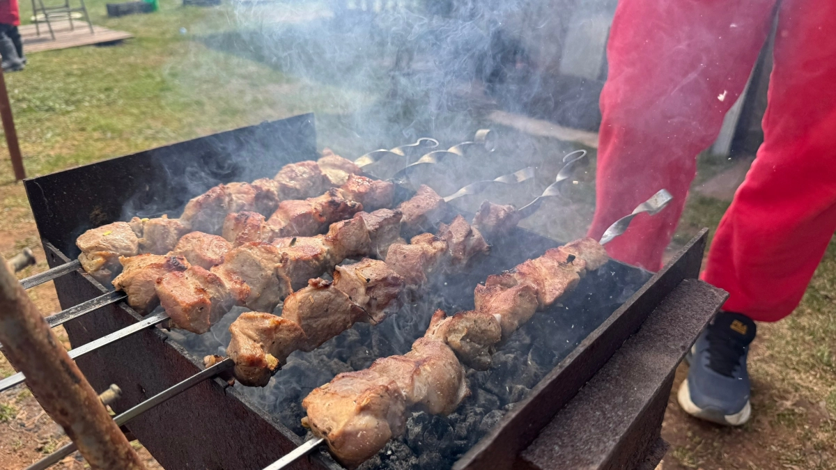 Перестаньте мучить мясо: самый сочный шашлык по рецепту Константина Ивлева за 10 минут