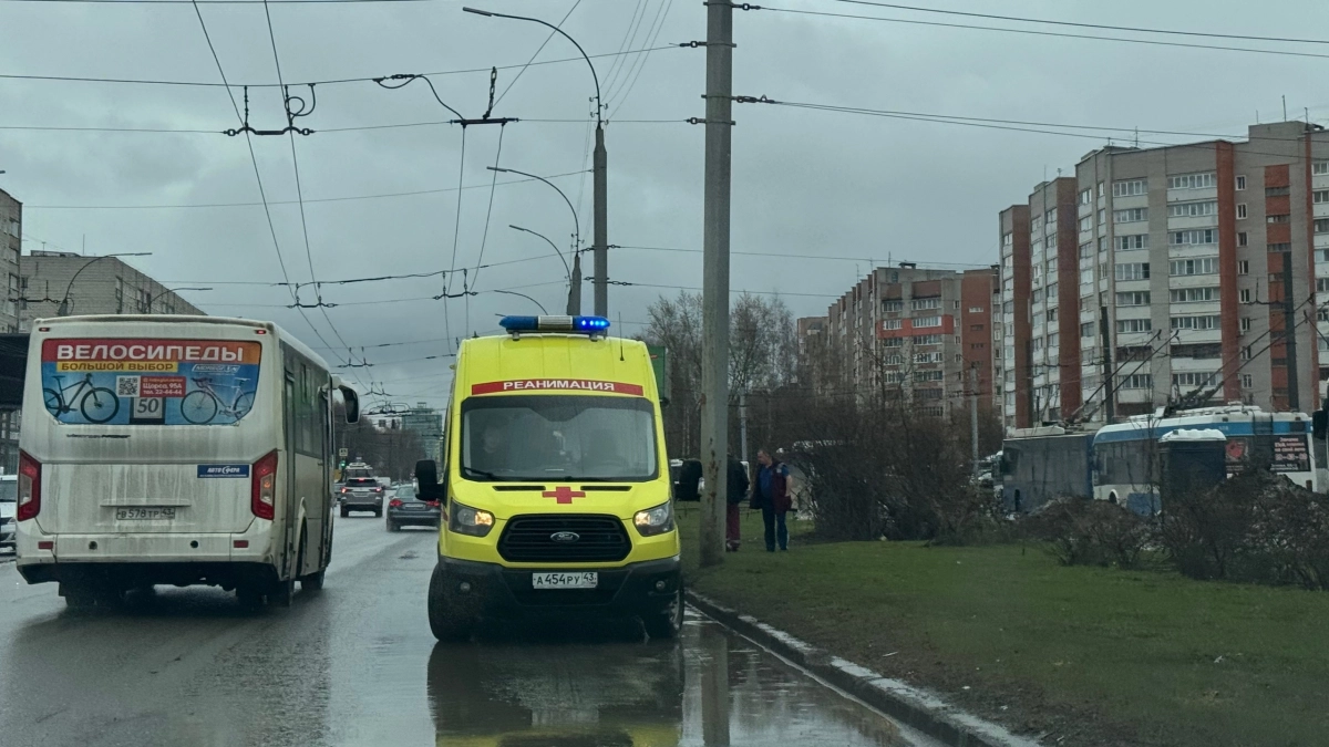 Два человека получили травмы из-за шквалистого ветра и грозы в Кировской области