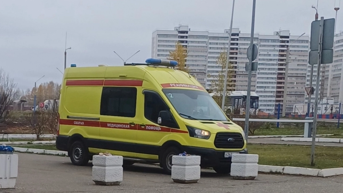 В поселке под Кировом на улице обнаружили тело мужчины