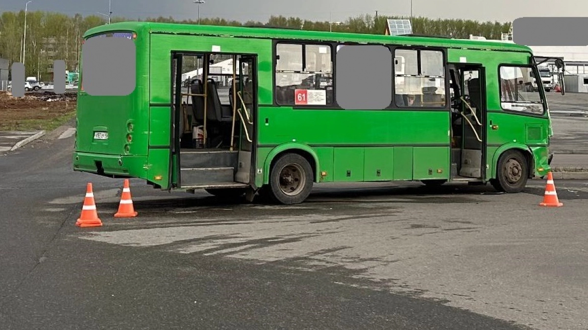 В Кирове четырехлетняя малышка пострадала в аварии с автобусом на парковке у ТЦ