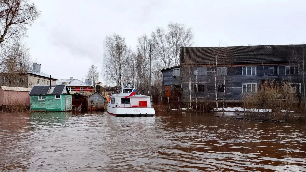 В Кировской области вода не уходит с 100 подтопленных дворов и 11 участков дорог