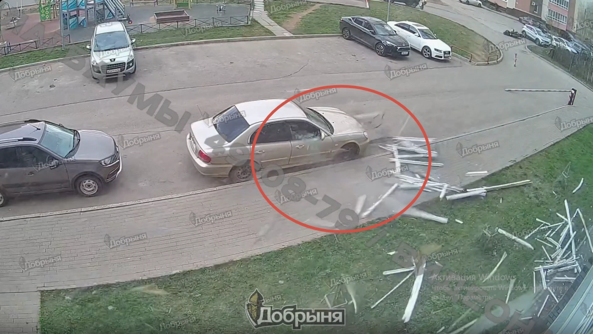В Кирове ураганный ветер сорвал лоджию с высотки и вырвал стекло у авто: шокирующее видео 