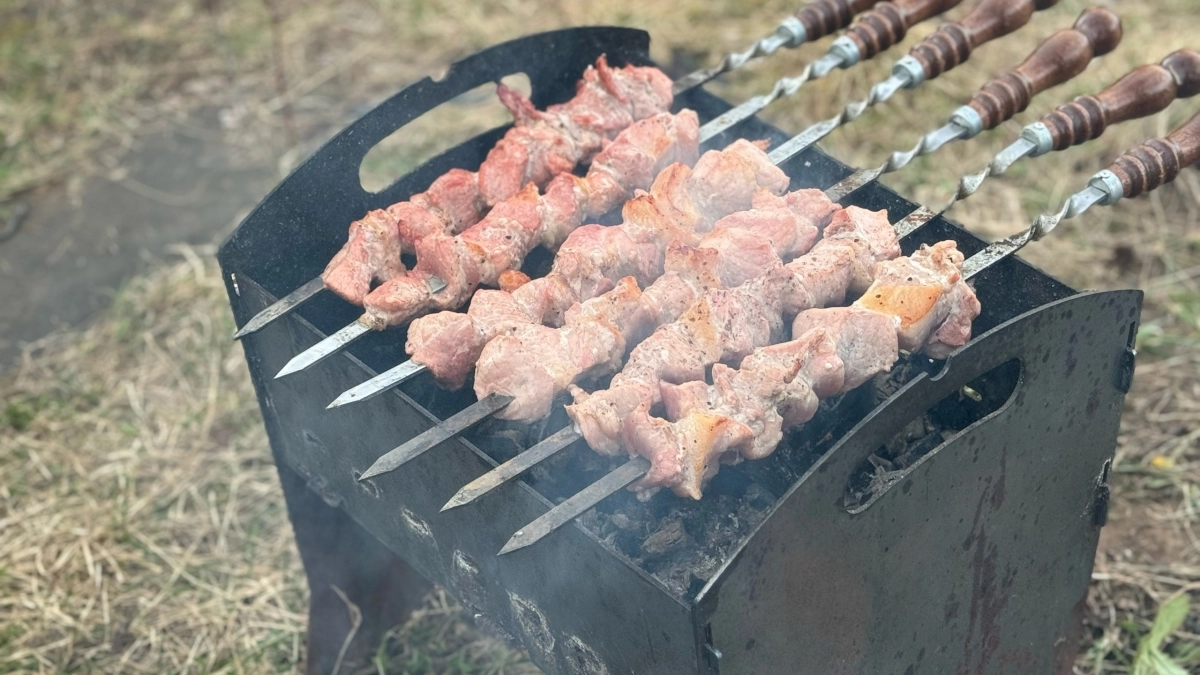 Гениальный маринад из подручных средств: сделает мясо нежным и тающим. Все тонкости приготовления идеального шашлыка
