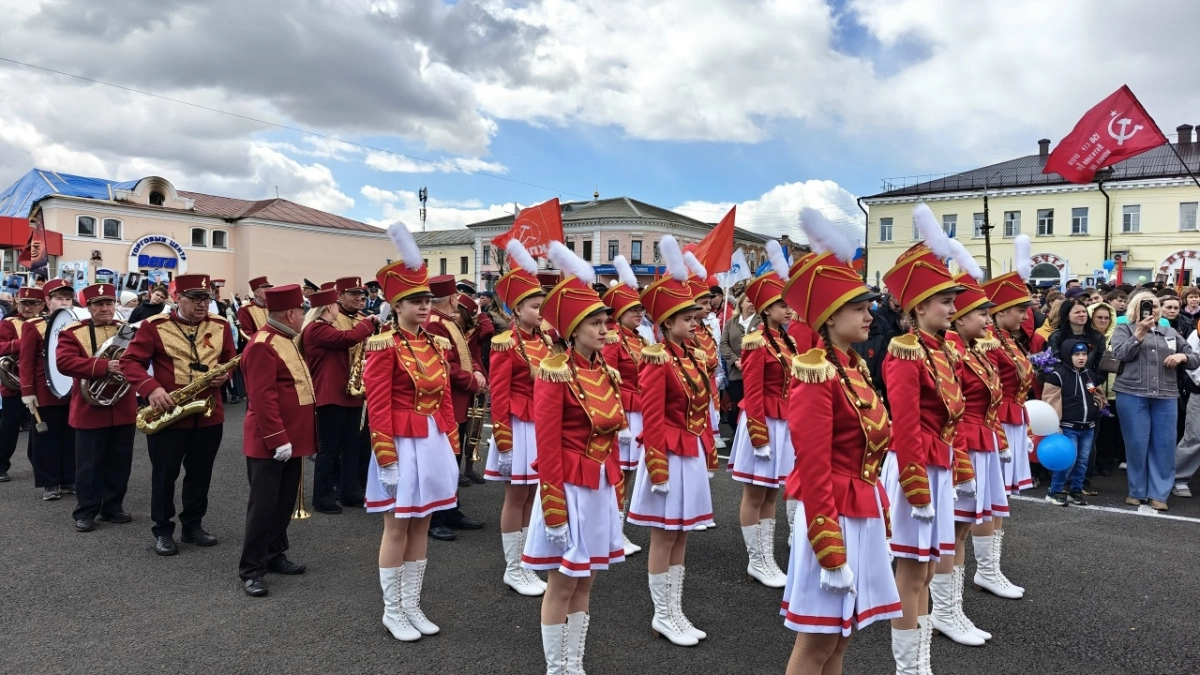 Для мажореток Слободского к празднику сшили новые костюмы