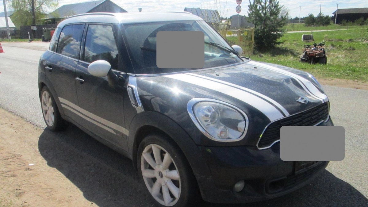 Под Кировом два ребенка на квадроцикле влетели в Mini Cooper 18-летней девушки