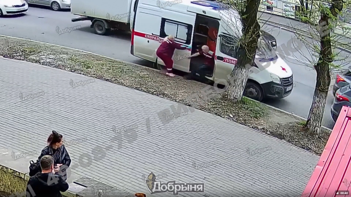 В Кирове страшный инцидент с каретой скорой и членом медбригады попал на видео