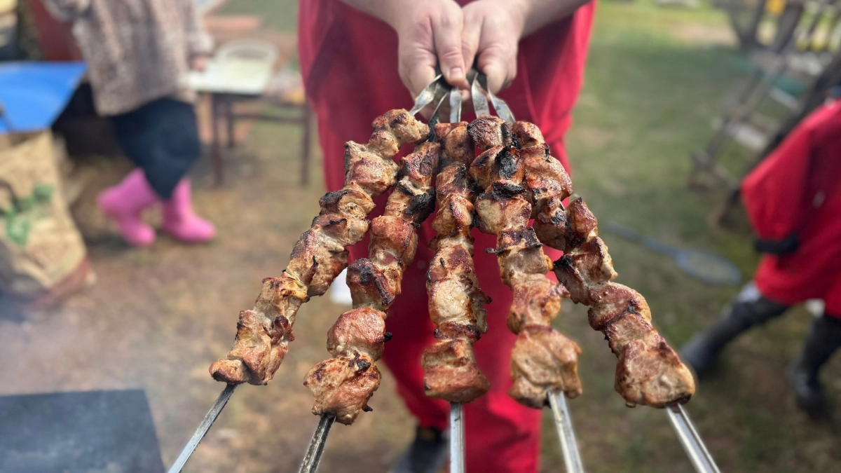 Как мариновали шашлык в СССР: простой рецепт, который работает до сих пор - свинина получается мягкой и сочной
