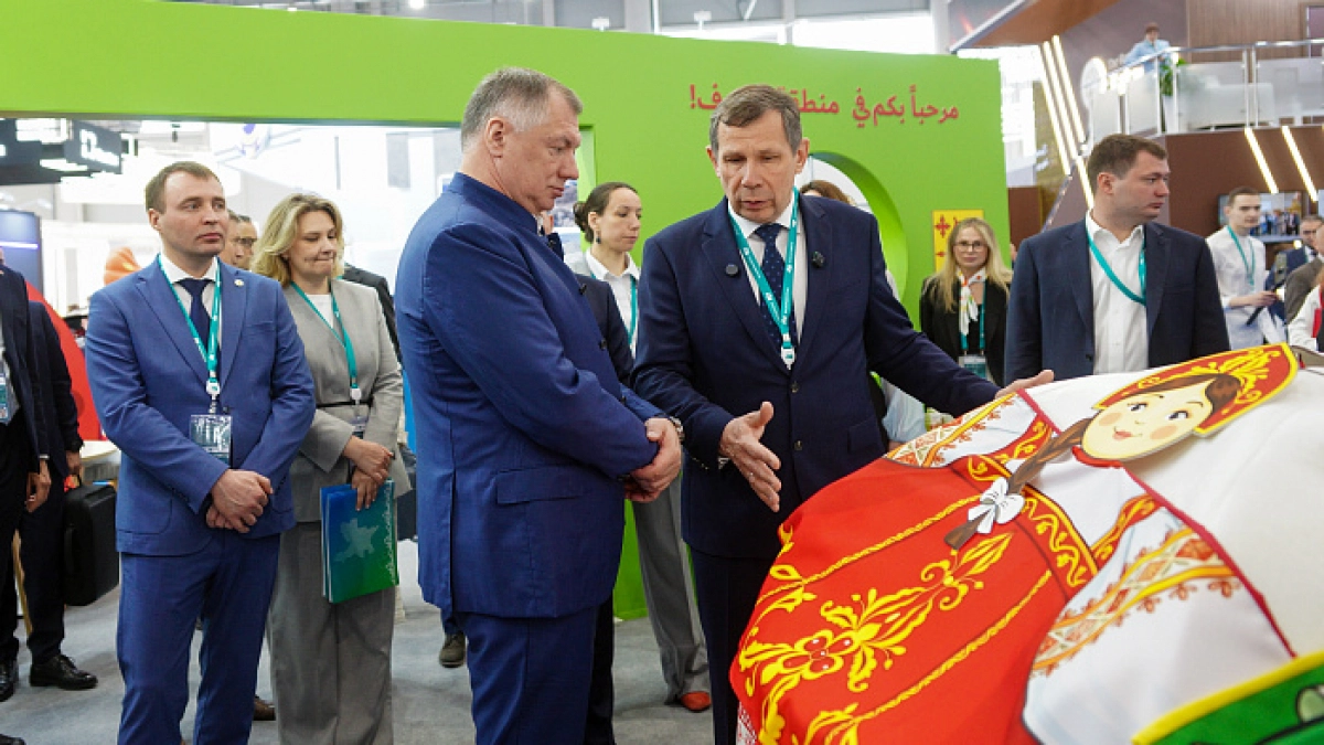 Вице-премьер РФ Марат Хуснуллин оценил кировскую продукцию на форуме в Казани