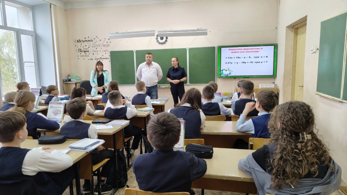 Кировские школьники стали участниками уроков безопасности в рамках акции "Уступи дорогу поездам!"