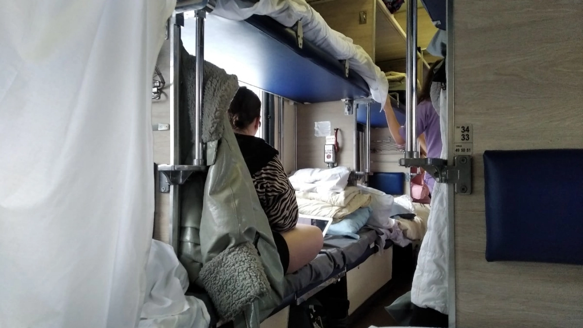 В РЖД объяснили, можно ли сидеть на нижней полке, если билет на верхнюю