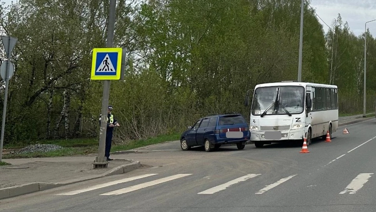 В Кирове городской автобус попал в аварию, для пассажирки вызывали скорую