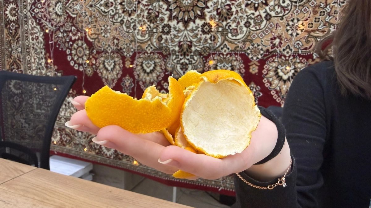 Больше мандариновые корки не летят в мусор: как обычная кожура стала новым средством для уборки