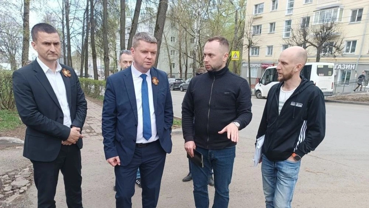 В Кирове приводят в порядок входную группу будущего мемориала и тротуар рядом
