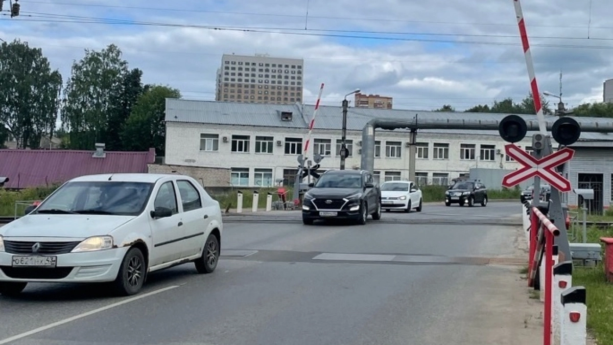 В Кирове на семь часов перекроют железнодорожный переезд на улице Тимирязева
