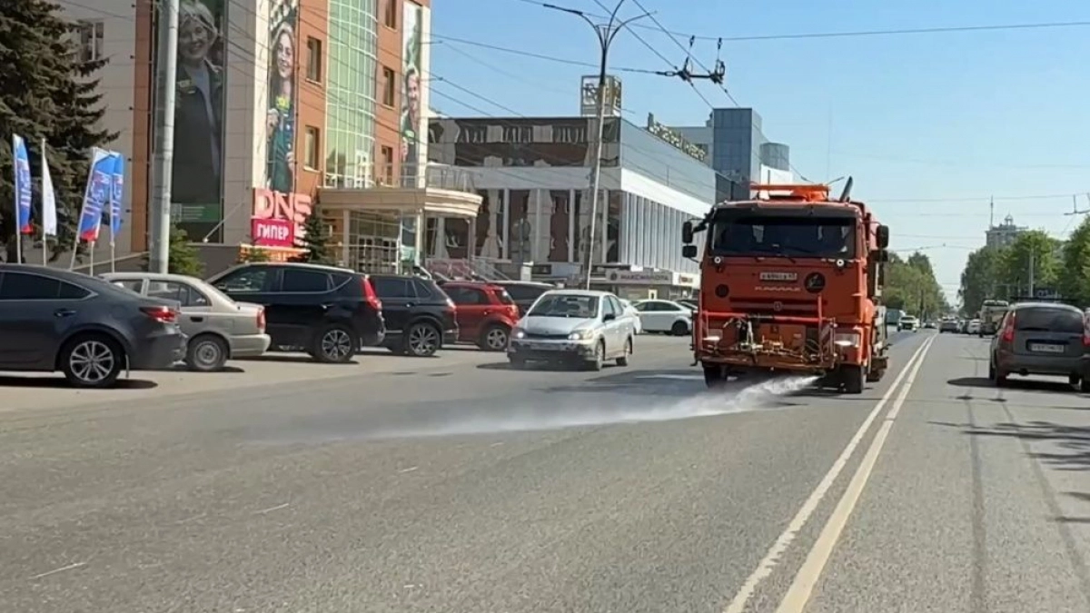 В Кирове из-за аномальной жары дорожные службы бросились охлаждать асфальт