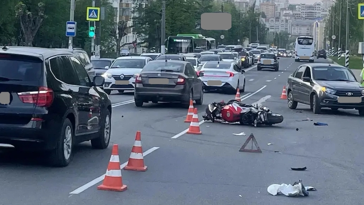 В Кирове мотоциклист покалечился в страшной аварии на улице Ленина