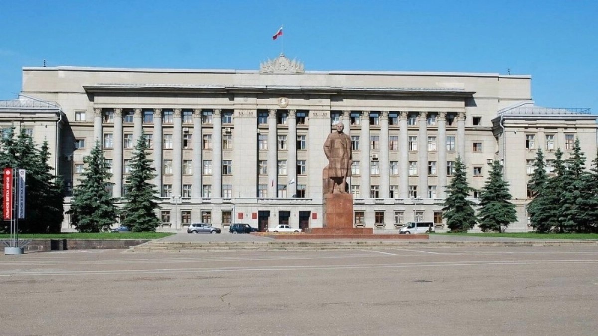 Власти Кирова утвердили список из 13 мест, где можно передвигаться только пешком