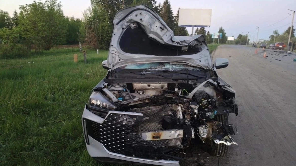 В Кирове пьяный шофер задавил молодого байкера, вылетев на встречную полосу