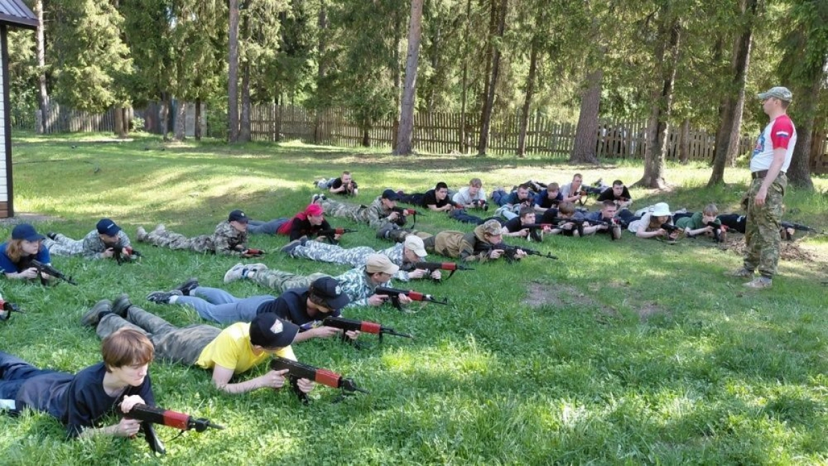 Более 700 школьников из Кирова отправили стрелять из винтовки и метать гранаты