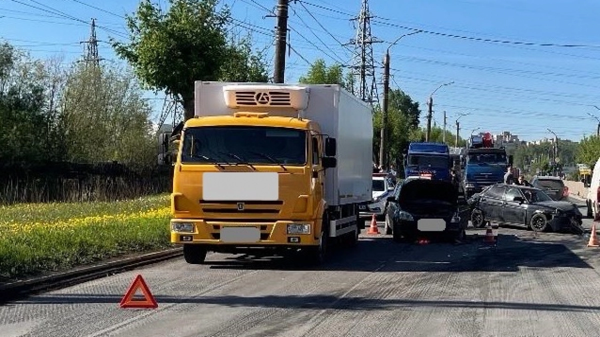 В Кирове женщина пострадала в массовом ДТП, парализовавшем улицу Луганскую