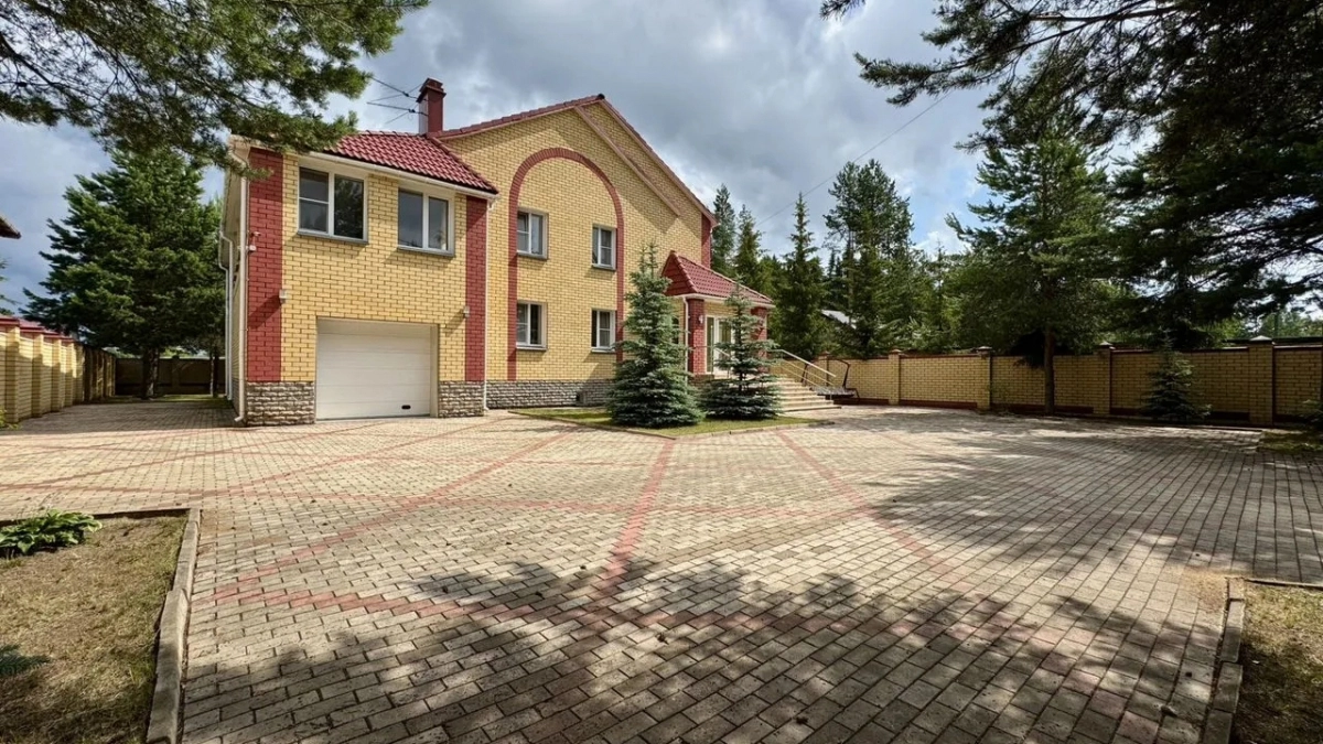 В Кирове продают трехэтажный коттедж с бассейном и сауной за 31 миллион рублей
