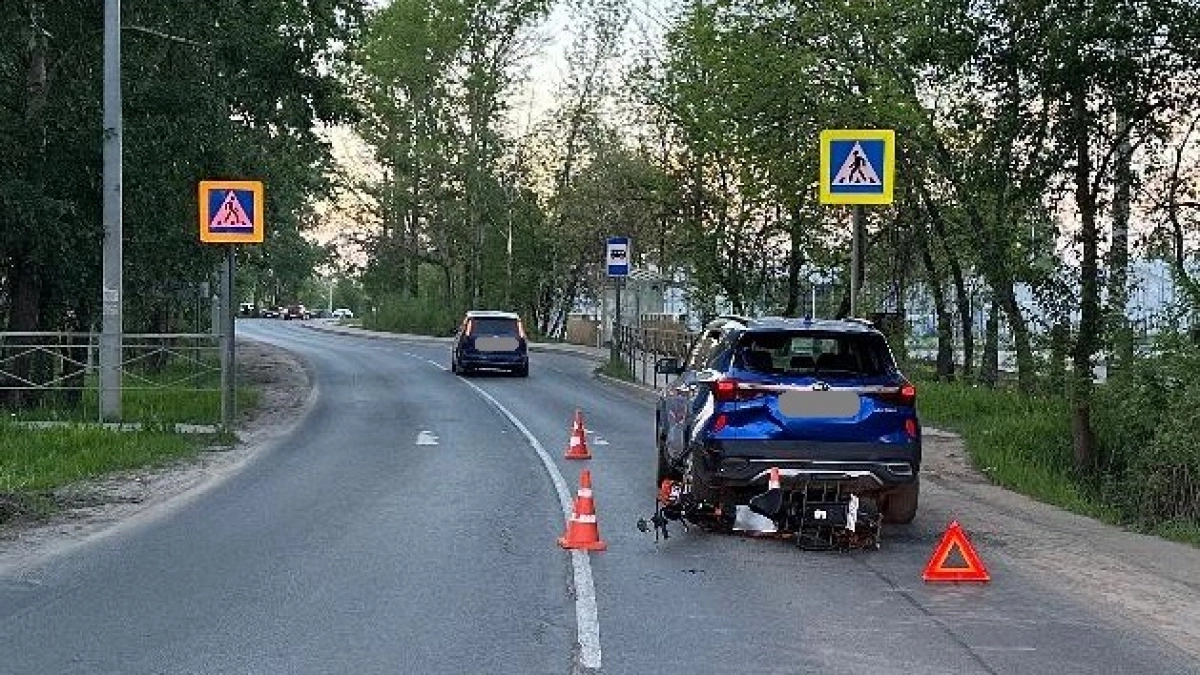 В Кирове два подростка на электровелосипеде влетели в иномарку, один травмирован