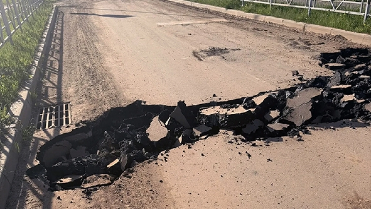 Огромный провал на дороге обнаружили жители Кирово-Чепецка