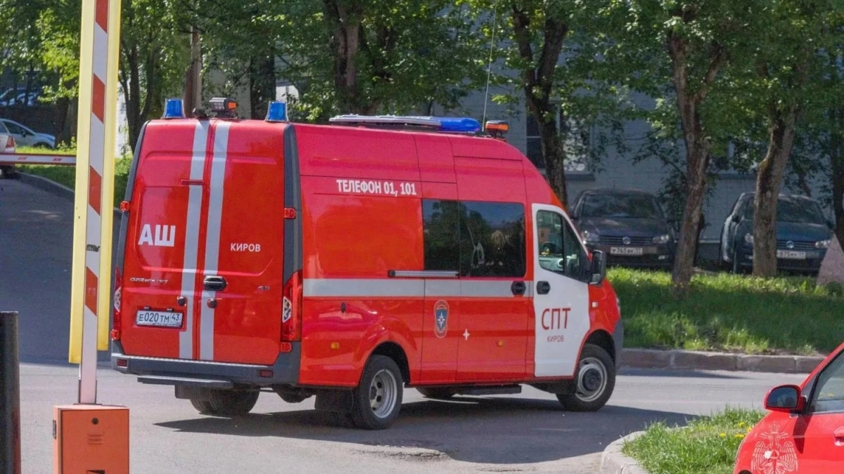 Подозрение на поджог: 17 огнеборцев тушили горящий дом в Кирове 