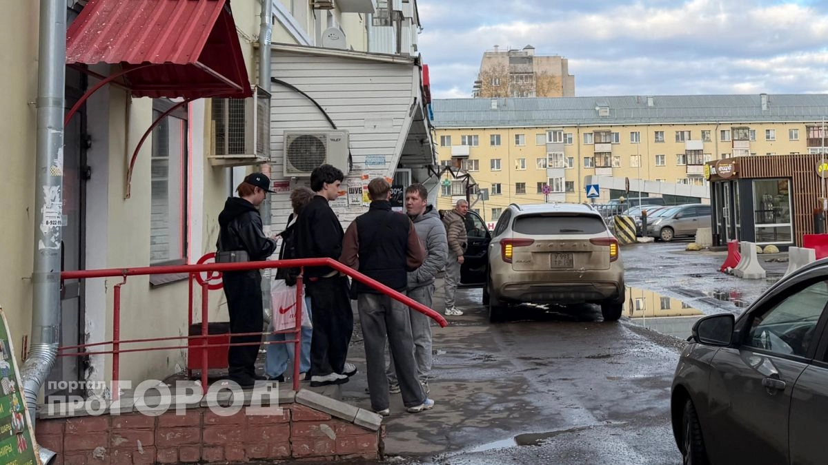 В Кирове у магазина задержали молодых людей, привлекающих внимание прохожих