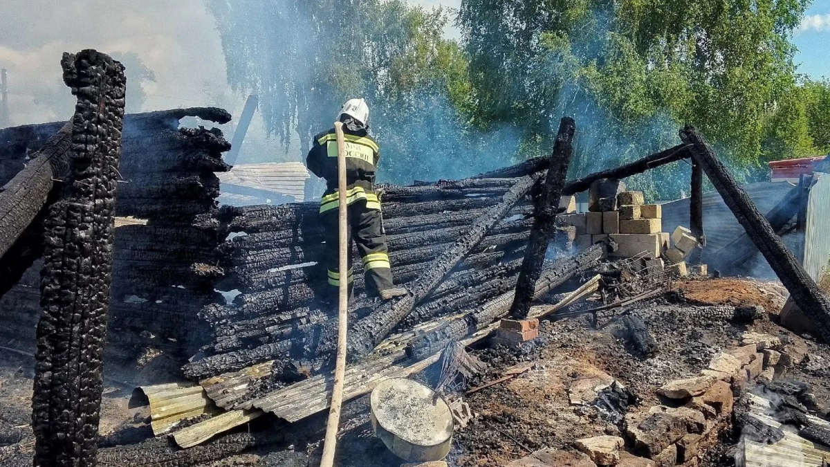 Восемь огнеборцев тушили мощный пожар в доме и бане в Омутнинском районе