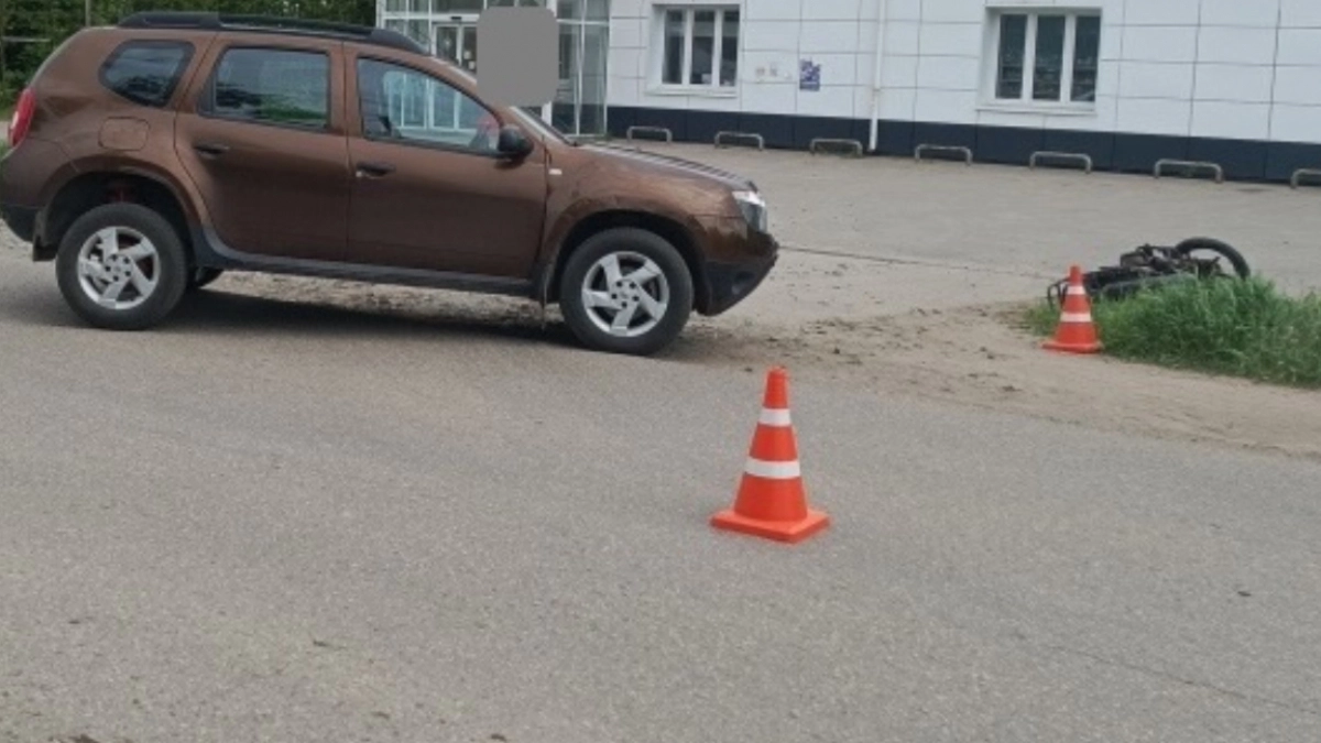 В Юрье юный мопедист покалечил себя и подругу, попав в ДТП с иномаркой