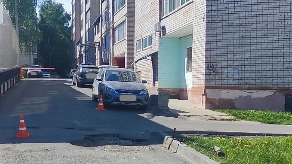 В Кирове машина сбила мальчика на самокате прямо во дворе
