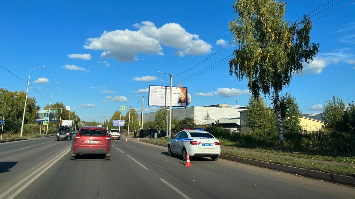 Зачем нужна сплошная линия на обочине справа и можно ли ее пересекать - в ПДД поставили точку