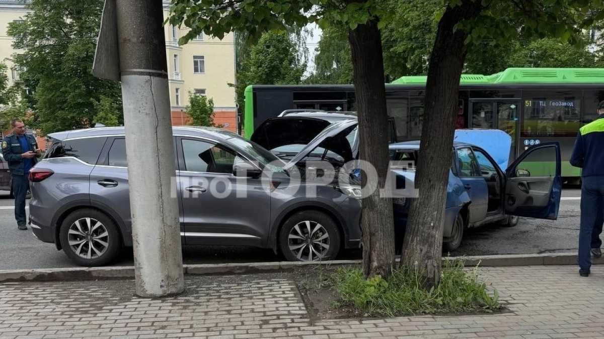 В Кирове огромная утренняя пробка возникла из-за массового ДТП: появились детали