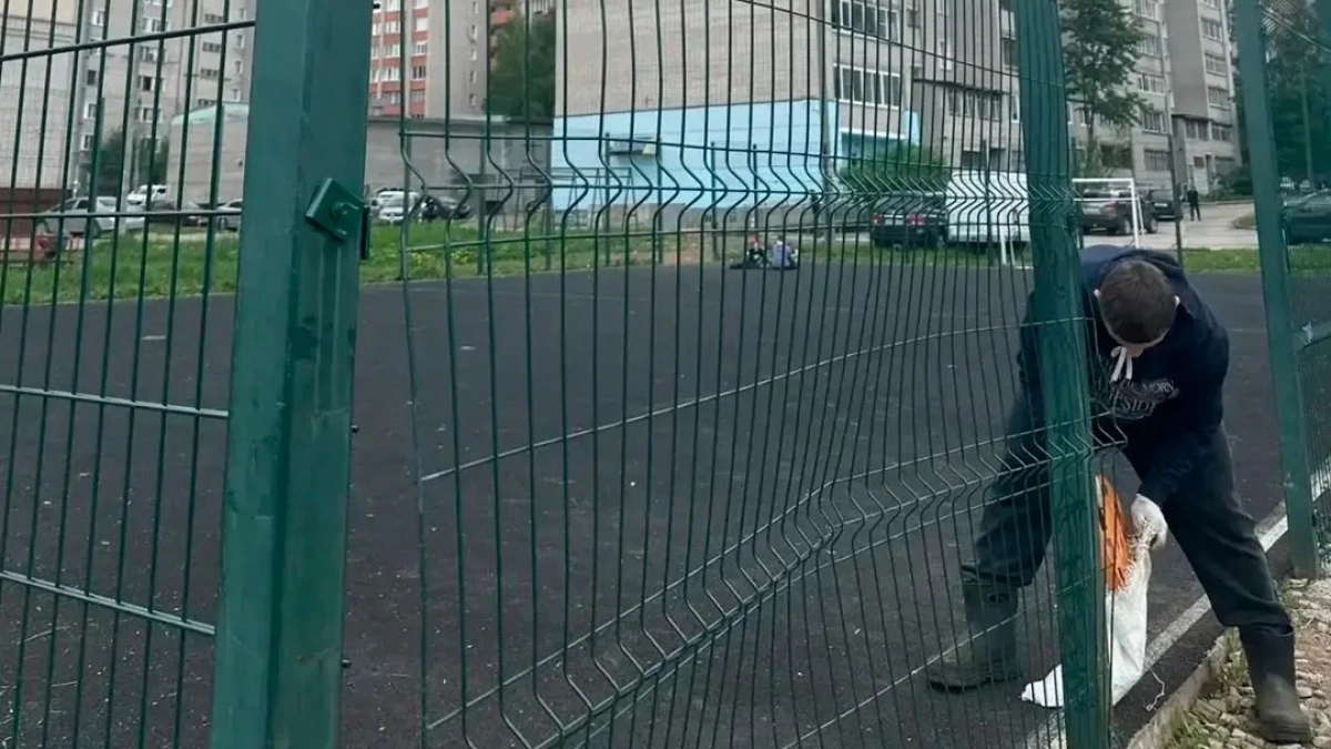 В Кирове после серии жалоб привели в порядок опасную детскую площадку