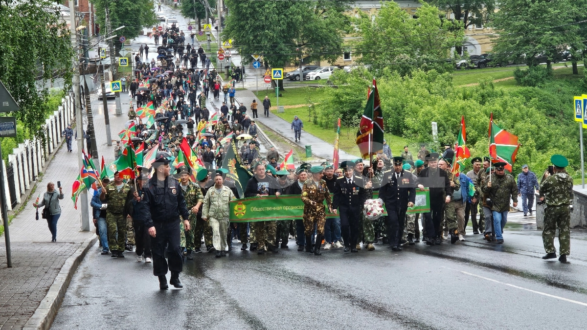 Сотни кировских пограничников прошлись по улицам города: фоторепортаж