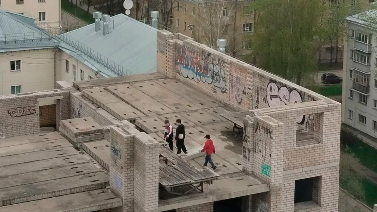 В Кирове дети шокируют очевидцев экстремальными забавами на 10-м этаже недостроя