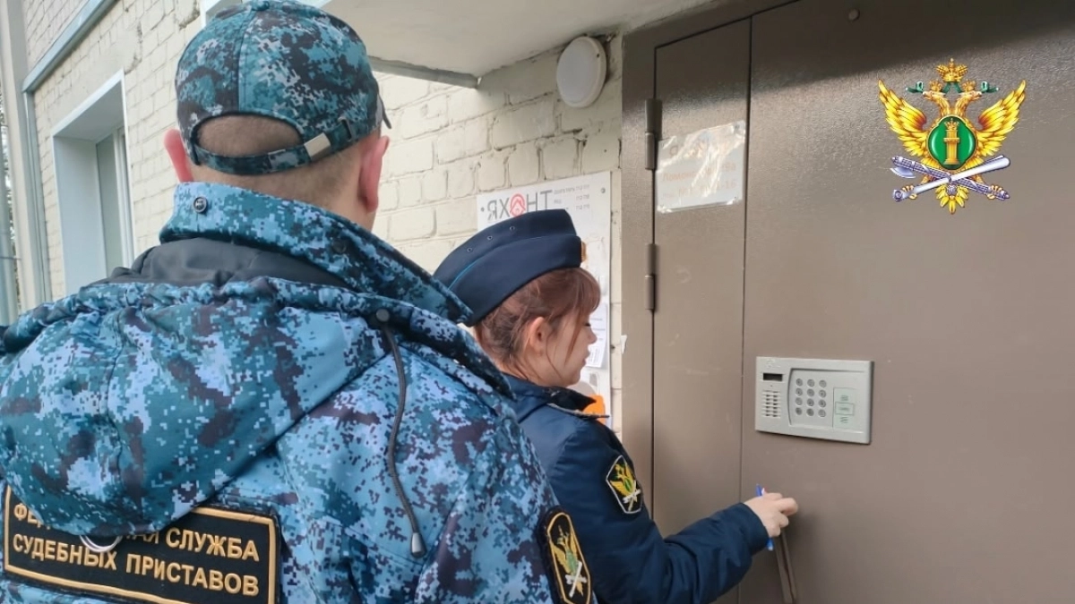 В Кирове судебные приставы выселили мать с сыном из квартиры за долги