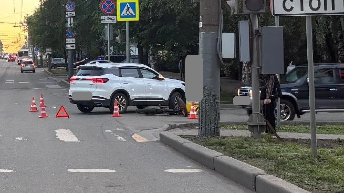 Школьник на электровелосипеде попал под иномарку в центре Кирова