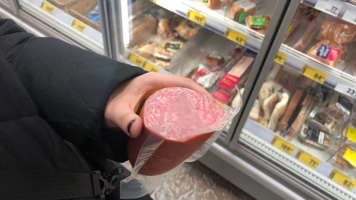 3 признака колбасы, которую нельзя брать даже за бесценок в "Светофоре" или "Магните": налёт, животный белок и сомнительный срок