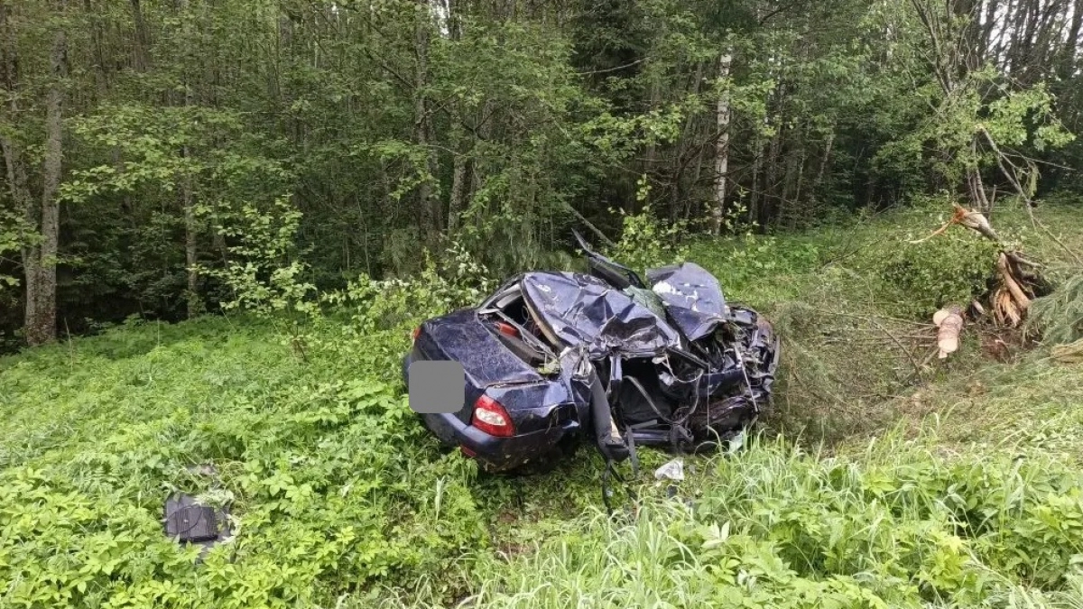 Под Кировом в жуткое ДТП с тремя жертвами попала компания 20-летних парней