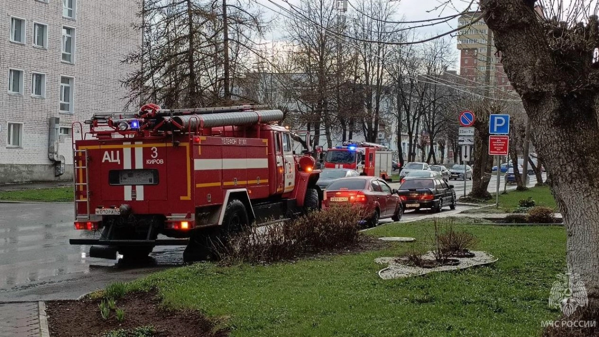 В Кирове легковая машина вспыхнула во время стоянки