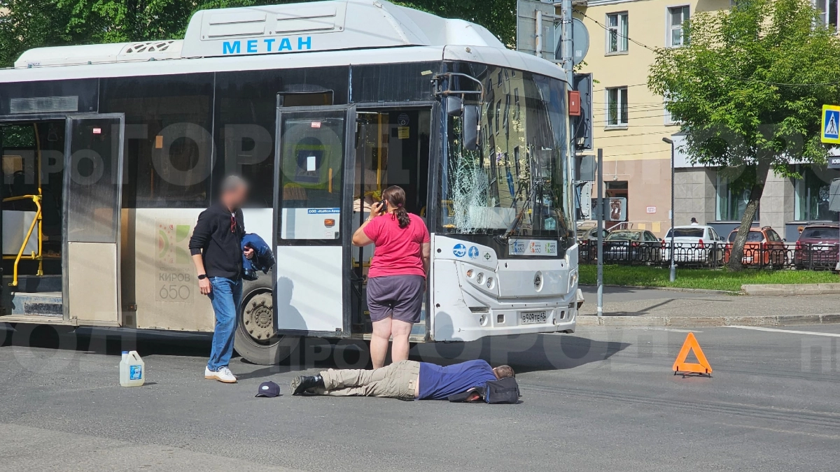 В центре Кирова городской автобус сбил пешехода