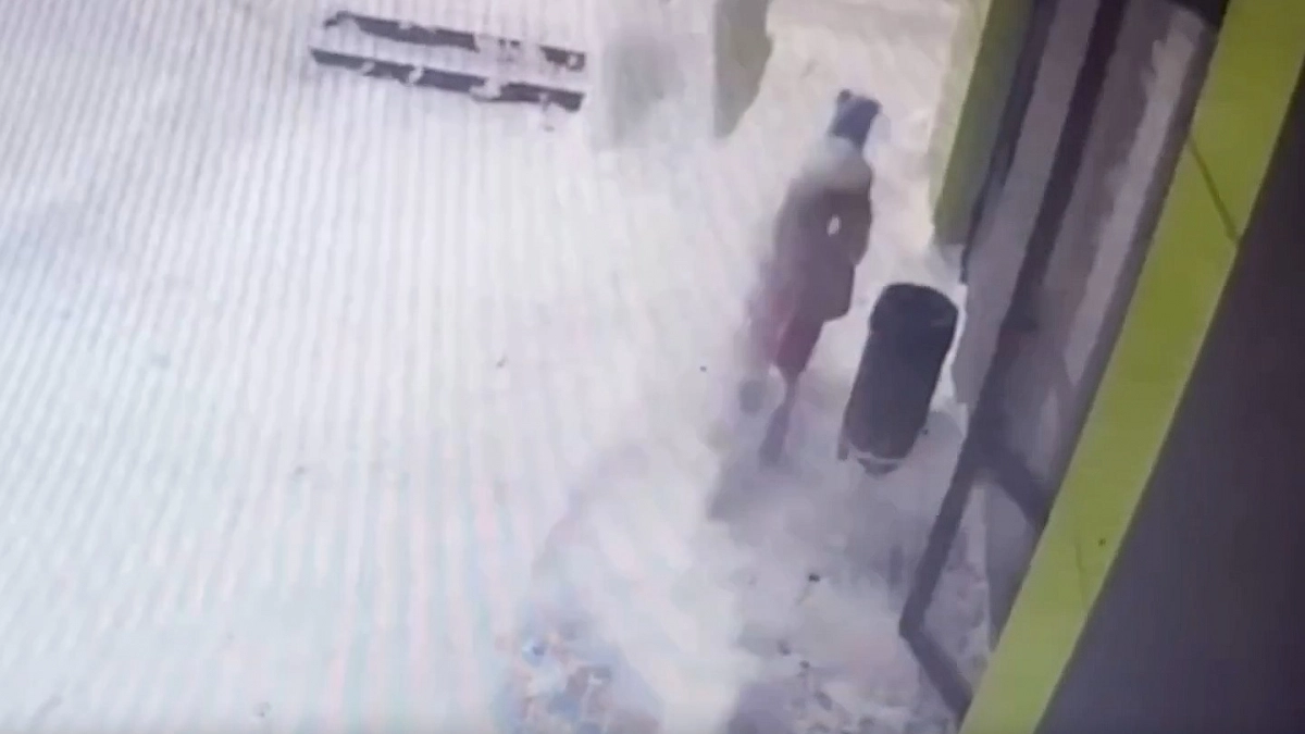 В Кирове прокуратура требует 1 млн рублей для девочки, попавшей под глыбу снега