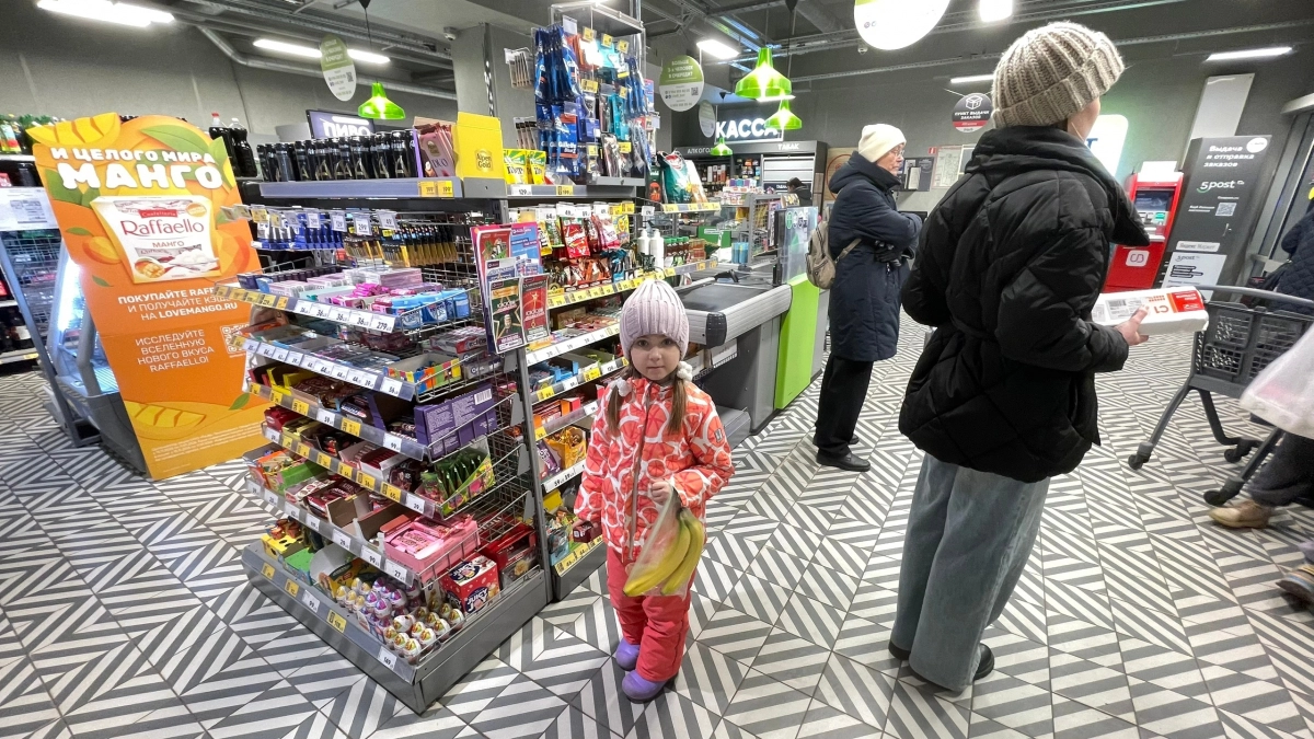 Продавец из "Пятерочки" рассказала, почему кассиры самостоятельно взвешивают фрукты и овощи