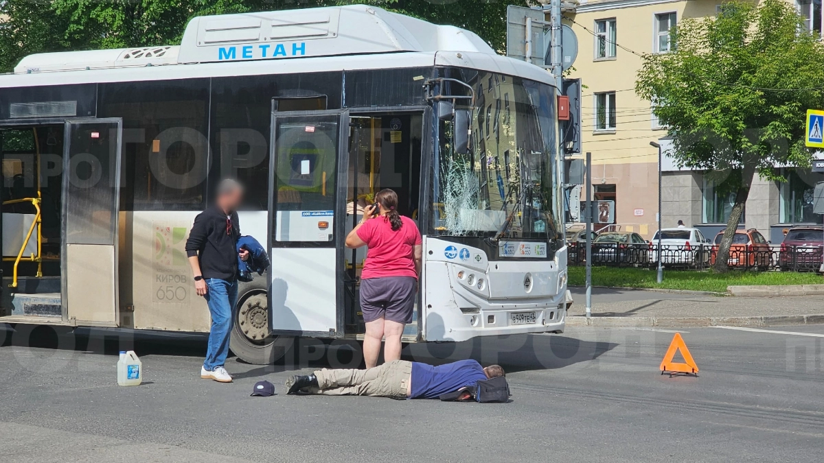 Стали известны детали жесткого наезда автобуса на мужчину в центре Кирова